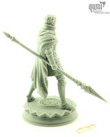 Rückansicht der Karthis-Miniatur mit dem detaillierten Umhang und dem langen Speer.