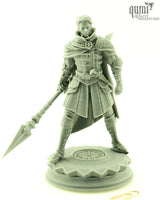 Nahaufnahme der 3D-gedruckten Karthis Speerkämpfer-Miniatur mit Fokus auf die detailreiche Rüstung.