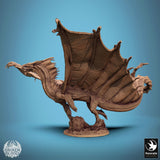 Seitenansicht des Drachen auf einem Felsensockel, die Pose und Schwanzhaltung zeigend.