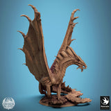 Ganzkörperaufnahme der Drachenminiatur aus der Froschperspektive, welche die Flügelspannweite betont.