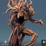 Detaillierte Ansicht von Gesicht und Oberkörper des Baumgeists mit Fokus auf die 3D-gedruckte Oberfläche.