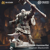 Resin-Miniatur eines muskulösen Zwergenschmieds, der einen Hammer hochhält und neben einem Amboss steht.