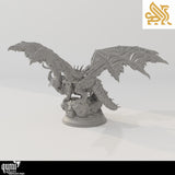 Rückansicht der Midorius Drachenminiatur mit detaillierten Schuppenflügeln und Schweif.