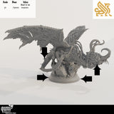 Drachenminiatur auf einem Sockel mit Markierungen zur Größenorientierung