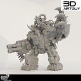 Grauer 3D-Render eines gepanzerten Ork-Kriegsherrn mit großer Kanone und Stachelklaue.