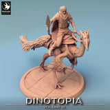 Seitenprofil der Oviraptor-Miniatur mit einem Reiter, der einen Speer trägt.