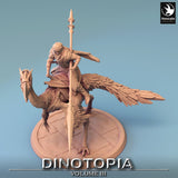 Seitenansicht des berittenen Oviraptors, zeigt den langen Speer und die Federstruktur.