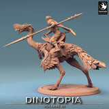 Dreiviertelansicht der Oviraptor-Miniatur mit dem Reiter in bereiter Pose.