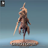 Seitenansicht des Reiters auf dem Oviraptor, zeigt den gefiederten Schwanz und Stand.