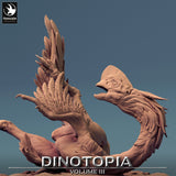Detailansicht des Reiters auf dem Oviraptor, Fokus auf Rüstung und Speer.