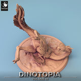 Aufsicht auf die berittene Oviraptor-Miniatur, der Reiter hält einen Speer.