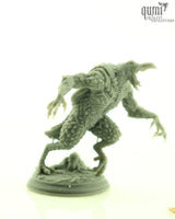Nahaufnahme einer unbemalten 3D-gedruckten Ravenous Crow Miniatur mit deutlichen Materialstrukturen.