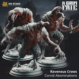 Drei Ravenous Crow Miniaturen in dynamischen Kampfposen auf detaillierten, texturierten Bases.