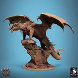 Seitliche Perspektive der Roter Drache Miniatur, die die detaillierte Schuppenstruktur und dynamische Pose zeigt.