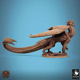 Seitenansicht einer Silberdrachen-Miniatur mit langem, geschwungenem Schwanz und detaillierten Schuppen.