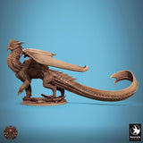 Seitenansicht der Silberdrachen-Miniatur auf einem runden Standfuß