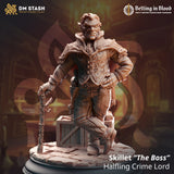 3D-gedruckte Halbling Crime Lord Miniatur aus Kunstharz mit Gehstock und elegantem Mantel auf einer Kiste.