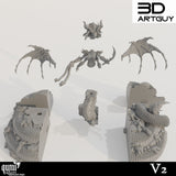 Unmontierte 3D-Druckteile inklusive Flügeln, Torso, Kopf und Sockelsegmenten der Schlangenkönigin-Miniatur.