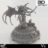 Digitaler Render einer geflügelten Schlangenkönigin mit Schwert auf einem großen, mit Schädeln verzierten Sockel.