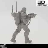 Rückansicht der Soldaten-Miniatur mit detailliertem Funkgerät am Rücken und Waffenverkabelung.