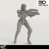 Frontale Ansicht der Sci-Fi Soldatin-Miniatur in Kampfhaltung, bereit zum Bemalen.