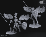 Einzelteile des 3D-gedruckten Avenging Angel Bausatzes neben der fertig montierten Figur