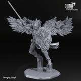 Vorderansicht der detaillierten 3D-gedruckten Resin Avenging Angel Miniatur mit Schwert und Schild