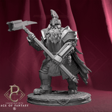 3D-gedruckte 32mm Zwergen Krieger Miniatur mit großer Streitaxt in detaillierter Rüstung auf einem gestalteten Sockel.