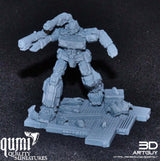 Vorderansicht einer grauen Roboter-Miniatur aus Resin auf einer strukturierten Base mit Metallboden.