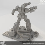 Rückansicht einer 3D-gedruckten Roboter-Miniatur auf einer detaillierten Industrie-Base mit Trümmern.