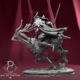 Rückansicht der 3D-gedruckten Figur mit wehendem Umhang und verwurzelter Struktur des Reittiers.