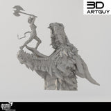 Frontansicht einer dynamischen Tiefling Barbaren Miniatur mit Axt auf einem großen Drachenkopf-Modell