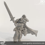 Vorderansicht der Verräter-Kommandant Miniatur mit großem Schwert, 3D-gedruckt aus grauem Resin