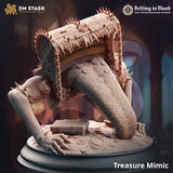 Unbemalte, 3D-gedruckte Resin-Miniatur eines Schatz-Mimics mit Münzen und Stacheltruhe auf einem Rundbase