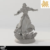 Rückansicht der weiblichen Kommandant-Spielfigur mit wehendem Gewand