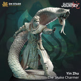 Eine 3D-gedruckte graue Harzminiatur von Yin Zhu dem Schlangenbeschwörer, einem reptilienartigen Samurai mit einer großen Kobra, die sich um seinen Körper wind…