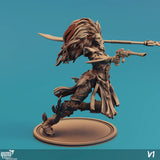Seitenansicht der Space Elf Krieger Miniatur mit Fokus auf Rüstungsdetails und Pose