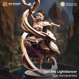 Resinminiatur von Juri der Lichttänzerin, einer Zauberin in magischer Tanzpose, vor einer Wüstenlandschaft präsentiert.