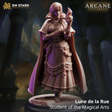 3D-gedruckte Zauberin Miniatur aus Resin mit magischer Flamme und Buch auf dem Sockel.