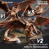 Drei verschiedene, im 3D-Druck gefertigte Valkyren-Schildmaid-Miniaturen mit Flügeln in unterschiedlichen Kampfposen aus dem Daughters of Death-Set.