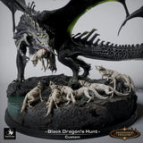Draufsicht auf das Diorama mit dem schwarzen Drachen, der vollen Flügelspannweite und den Wölfen.