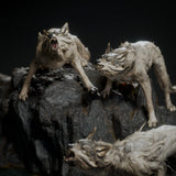 Detailaufnahme des Drachenkopfes mit leuchtenden Augen und blutigen Zähnen, der einen Wolf hält.