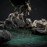 Seitenansicht des Drachen und des Wolfsrudels, die die Größe und Dynamik der Jagd verdeutlicht.