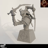 Schräge Ansicht der montierten Sorrow of Terrimor Resin-Büste in dynamischer Pose mit zwei Schwertern