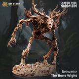 3D-gedruckte Resin-Miniatur vom Beinvættr Knochenwesen mit geweihartigem Schädel und detailliertem Base