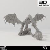 Seitenansicht einer 3D-gedruckten gepanzerten Drachenminiatur beim Feuerspeien auf einem Felssockel