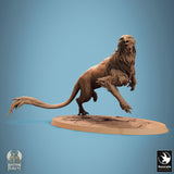 Vorderansicht einer Fantasy-Gryph-Miniatur in einer dynamischen Sprungpose