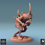 Seitenprofil eines einäugigen gehörnten Monsters, nach vorne gebeugt mit Klinge.