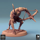 Einäugiges gehörntes Monster mit Klinge hinter dem Kopf, Vorderansicht.