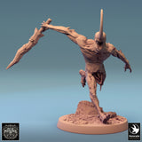 Gehörntes Monster mit großer Klinge, frontal auf felsiger Basis.